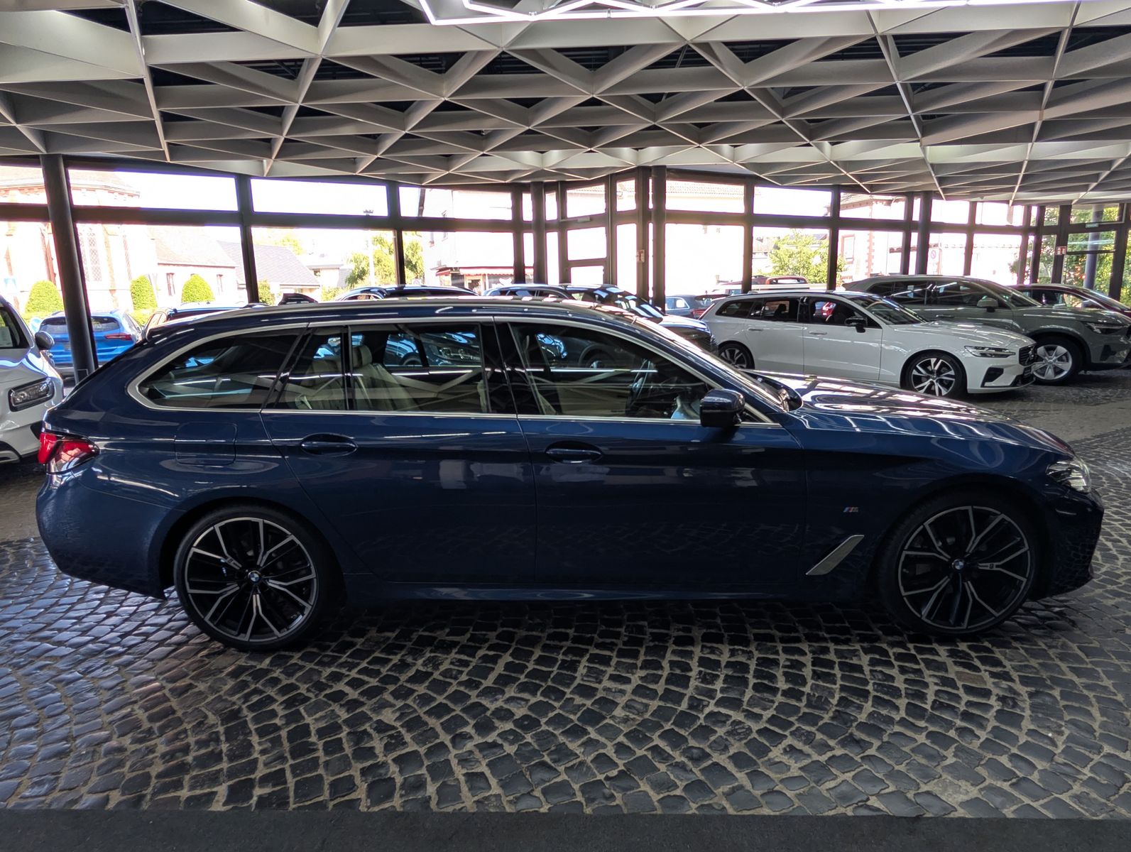 Fahrzeugabbildung BMW 530 i M Sport Tour. LEDER MEMO VIRT LED APP PANO