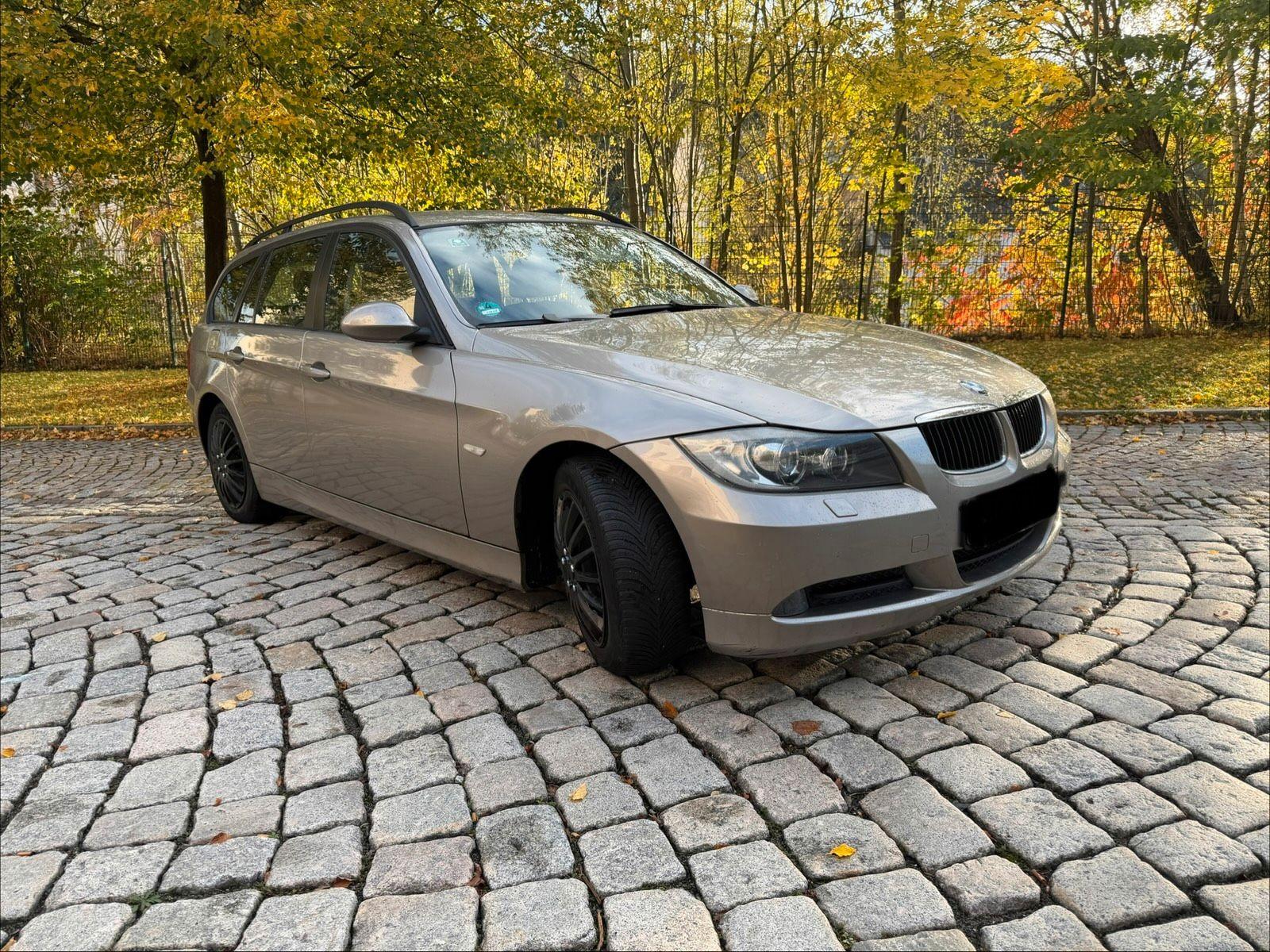 BMW 318 2008 — rear view