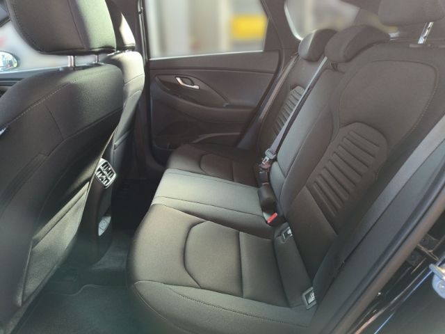 Fahrzeugabbildung Hyundai i30 FL Kombi MY25 1.5 T-GDI DCT Advantage P-Dach