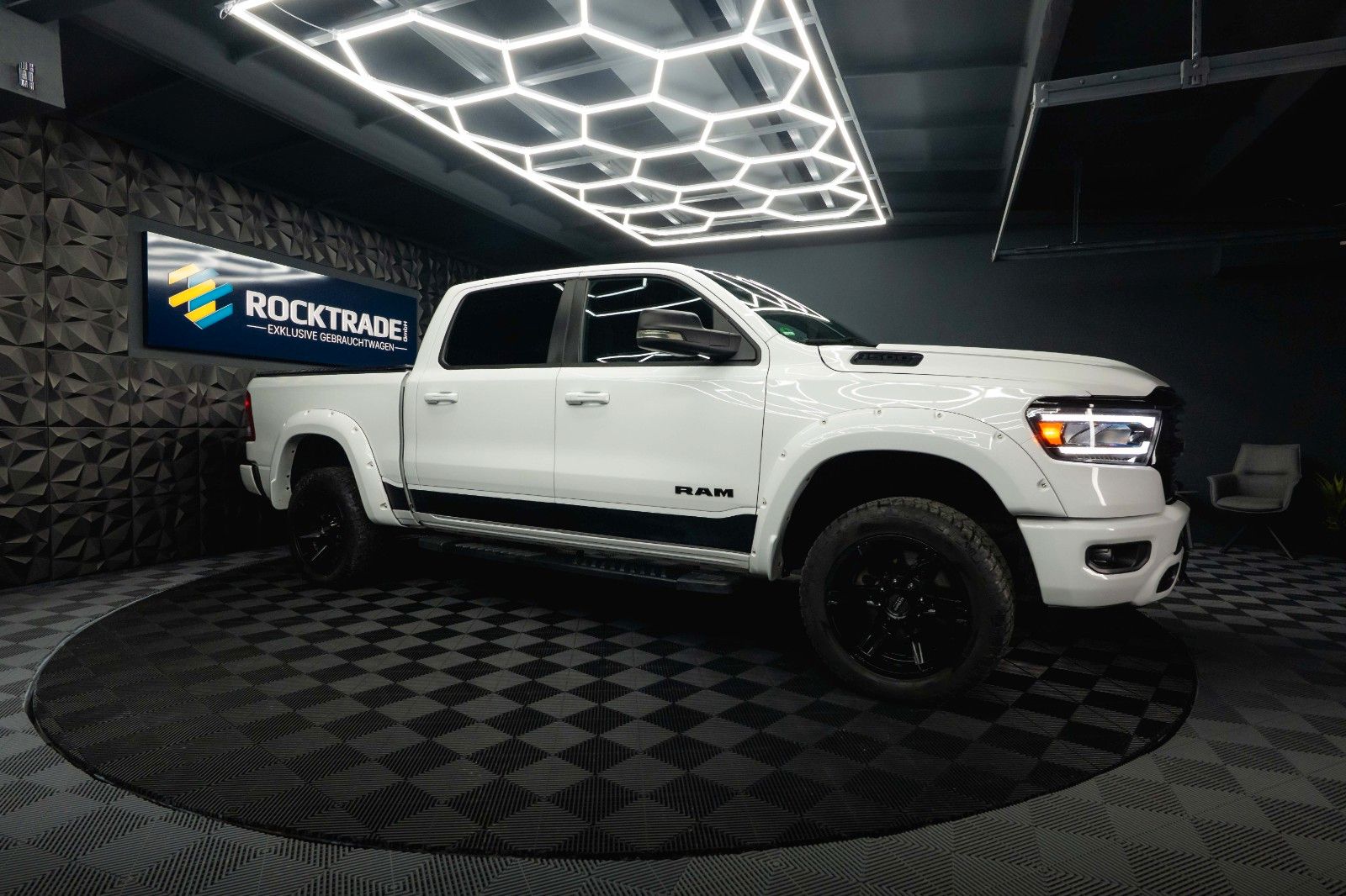 Fahrzeugabbildung Dodge RAM 5.7 V8 HEMI 4x4 LPG Offroad  Night-Paket