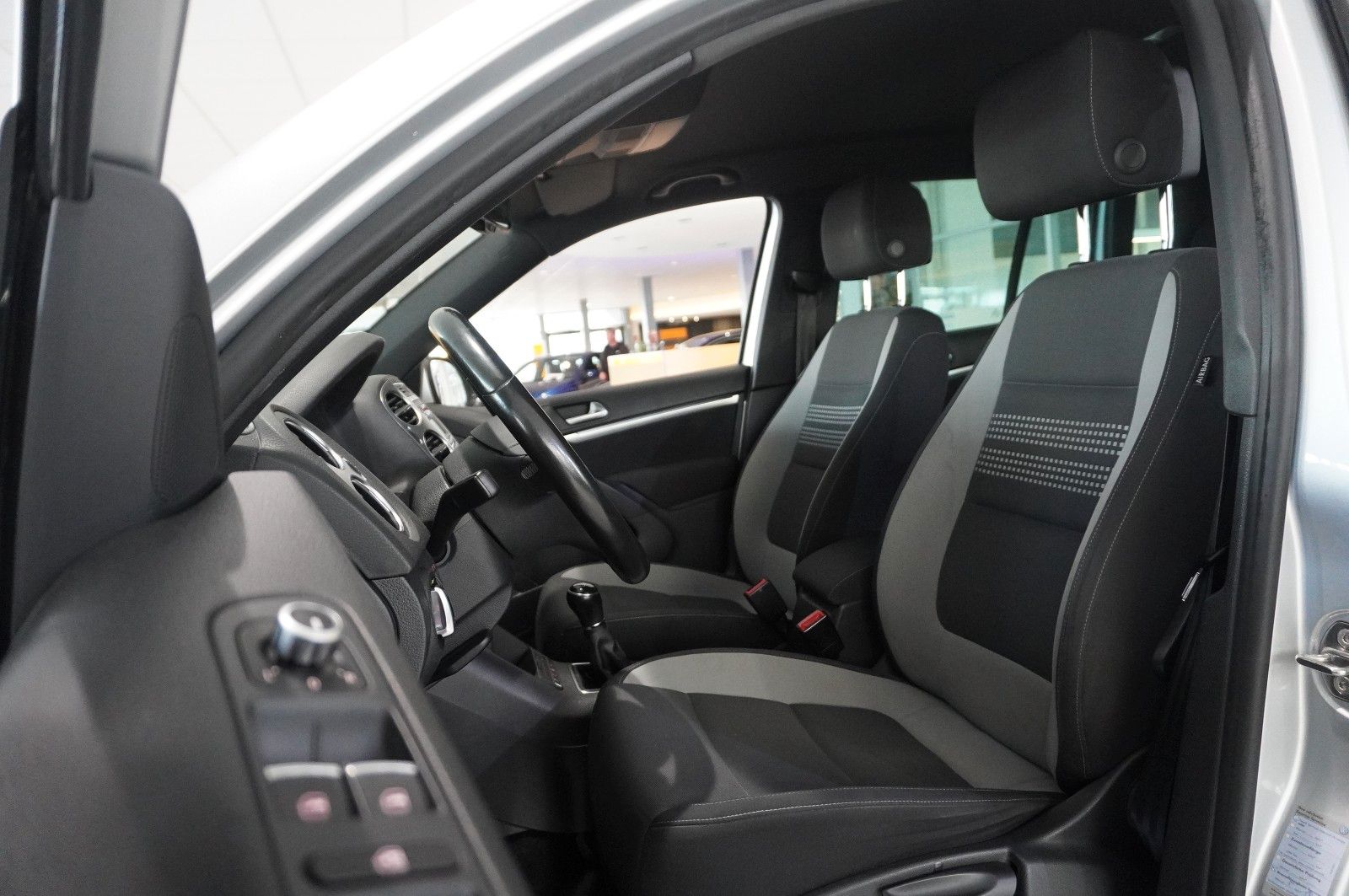 Fahrzeugabbildung Volkswagen Tiguan 2.0D LIFE KLIMA/SHZ/PDC/AUX/NEBEL