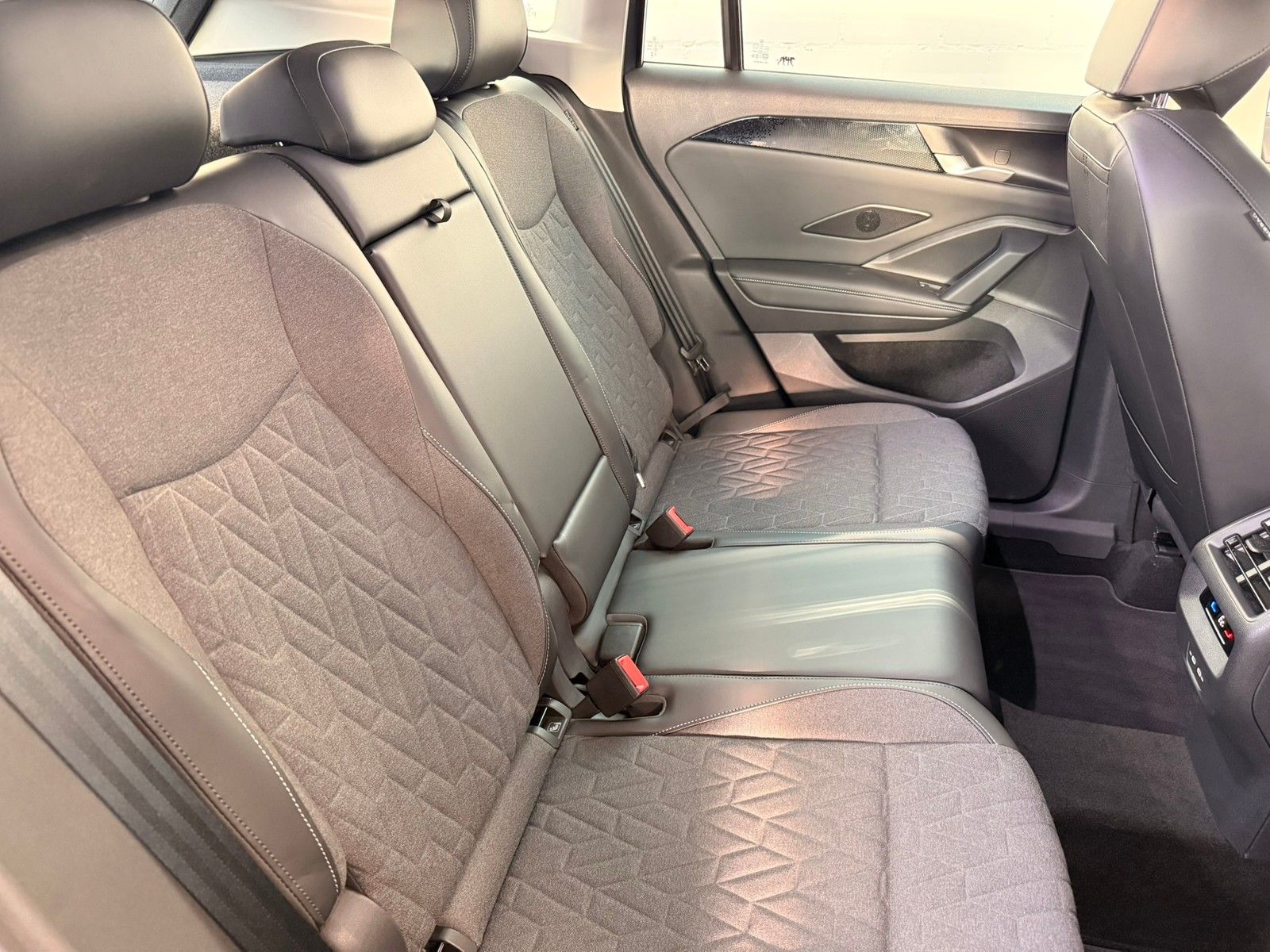 Fahrzeugabbildung Volkswagen Tiguan 1.5 TSI eHybrid +AHK+Kamera+DCC +IQ.Light