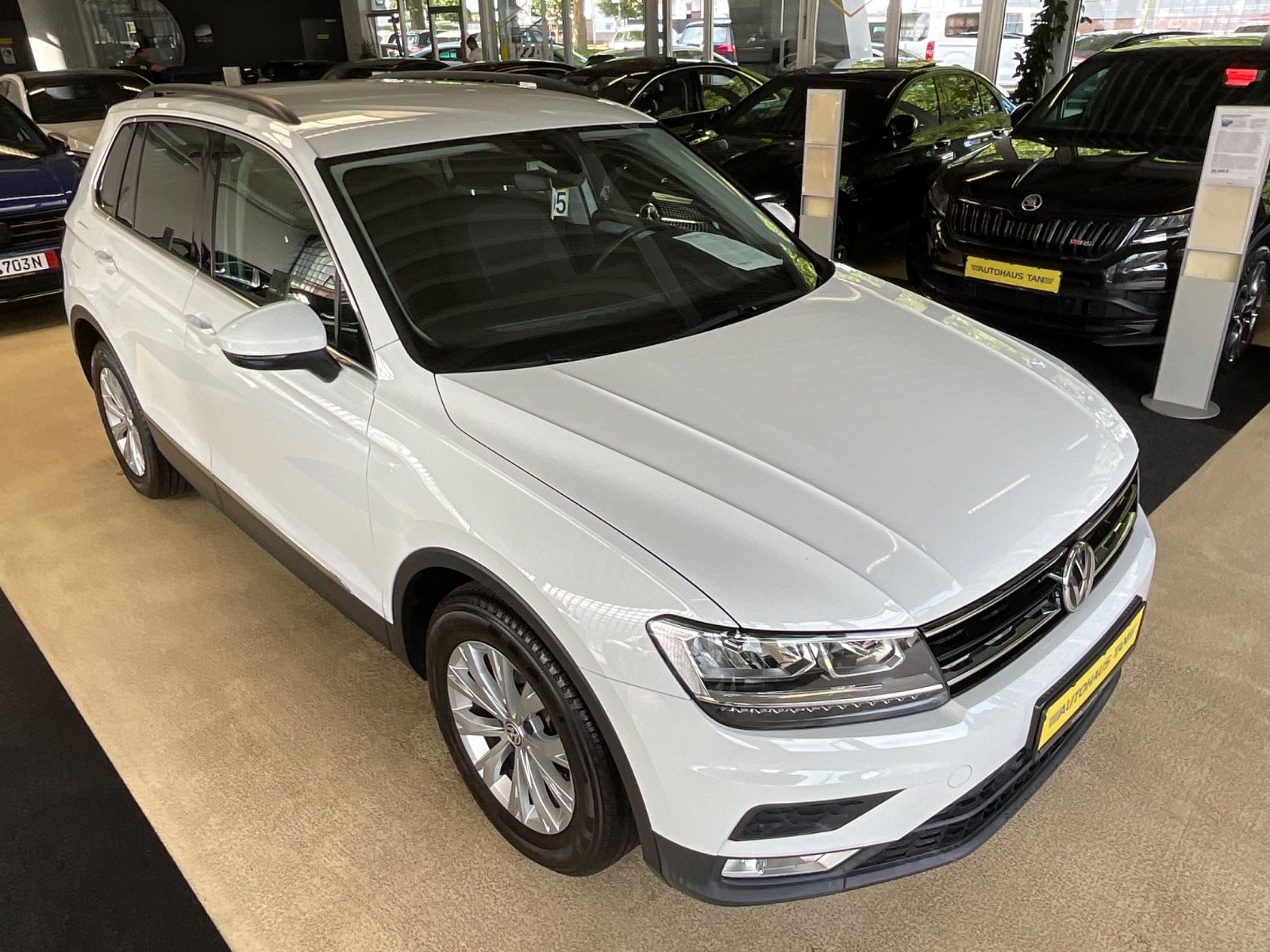 Fahrzeugabbildung Volkswagen Tiguan 1.4TSI DSG Comfortline *LED*NAVI* 1.HAND*