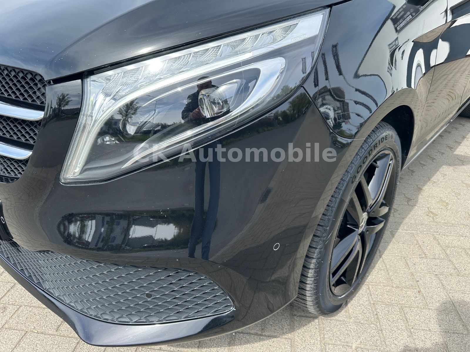 Fahrzeugabbildung Mercedes-Benz V300d EDITION 4Matic AMG-Line/7 Sitze/Pano/LED