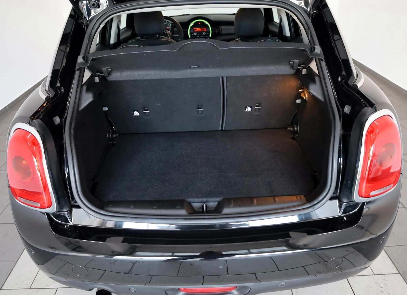 Fahrzeugabbildung MINI ONE FIRST Mini 5-trg. SH,PDC,8-fach bereift