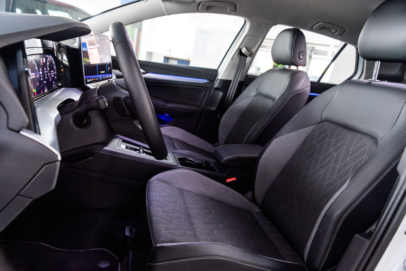 Fahrzeugabbildung Volkswagen Golf VIII GOAL 1.5 eTSI DSG +LED +Kamera +SHZ