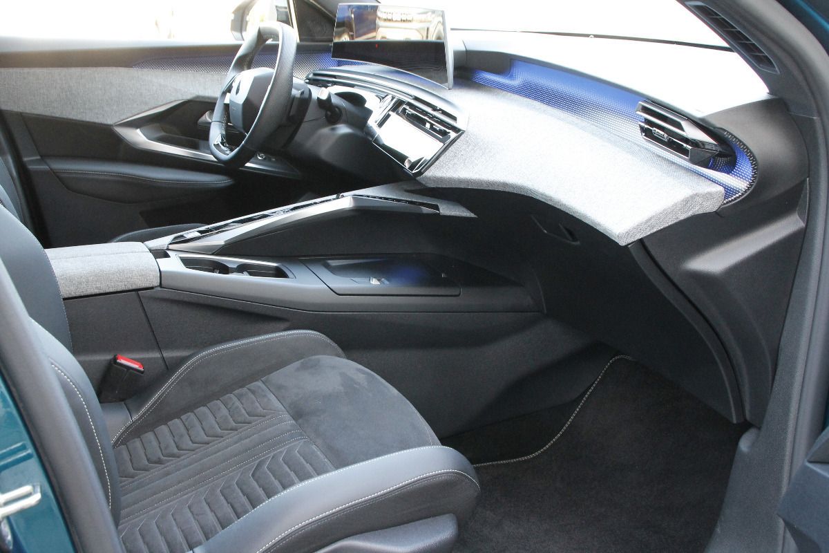 Fahrzeugabbildung Peugeot 3008 Allure Hybrid 145 e-DSC6