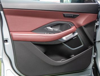 Fahrzeugabbildung Jaguar E-PACE R-DYN. SE AWD BLACK-PACK PANO|HUD|KAMERA
