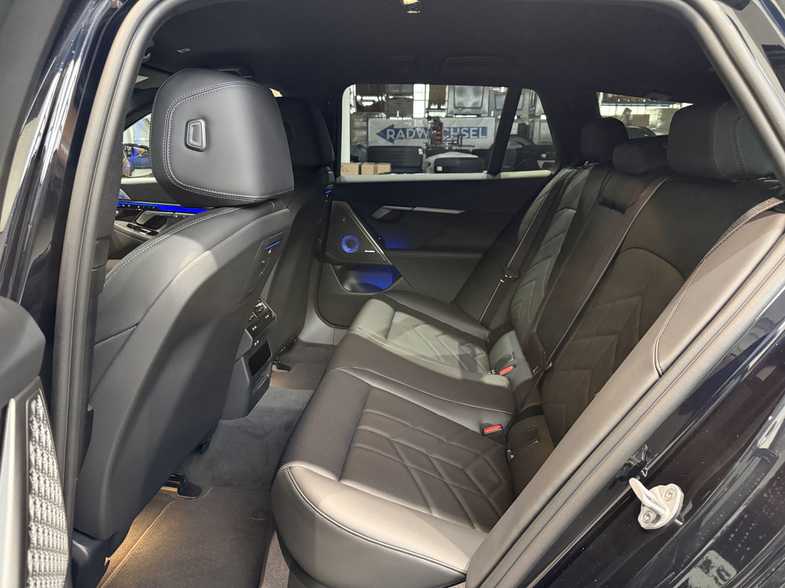 Fahrzeugabbildung BMW i5 xDrive40 B&W Hifi, Sitzbelüftung, 20" LMR