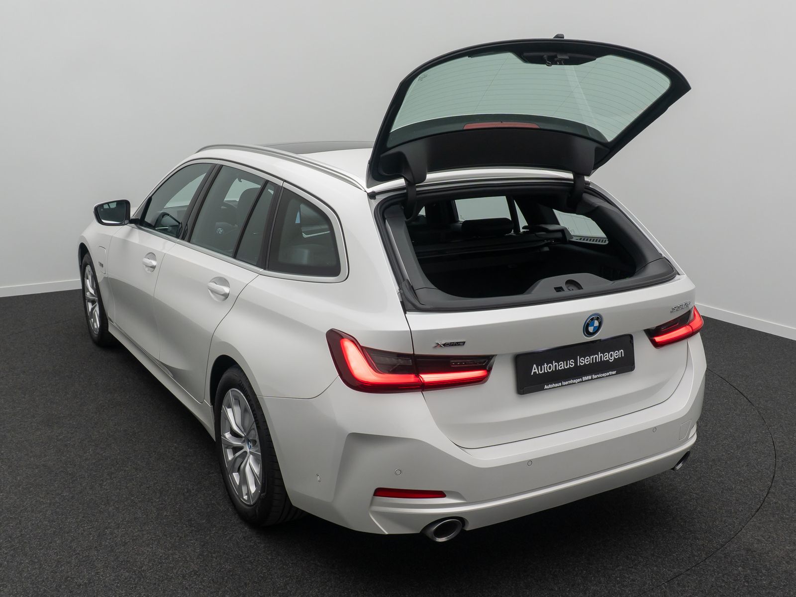 Fahrzeugabbildung BMW 330e xD Panorama HUD H/K AHK Alarm Sport Leder