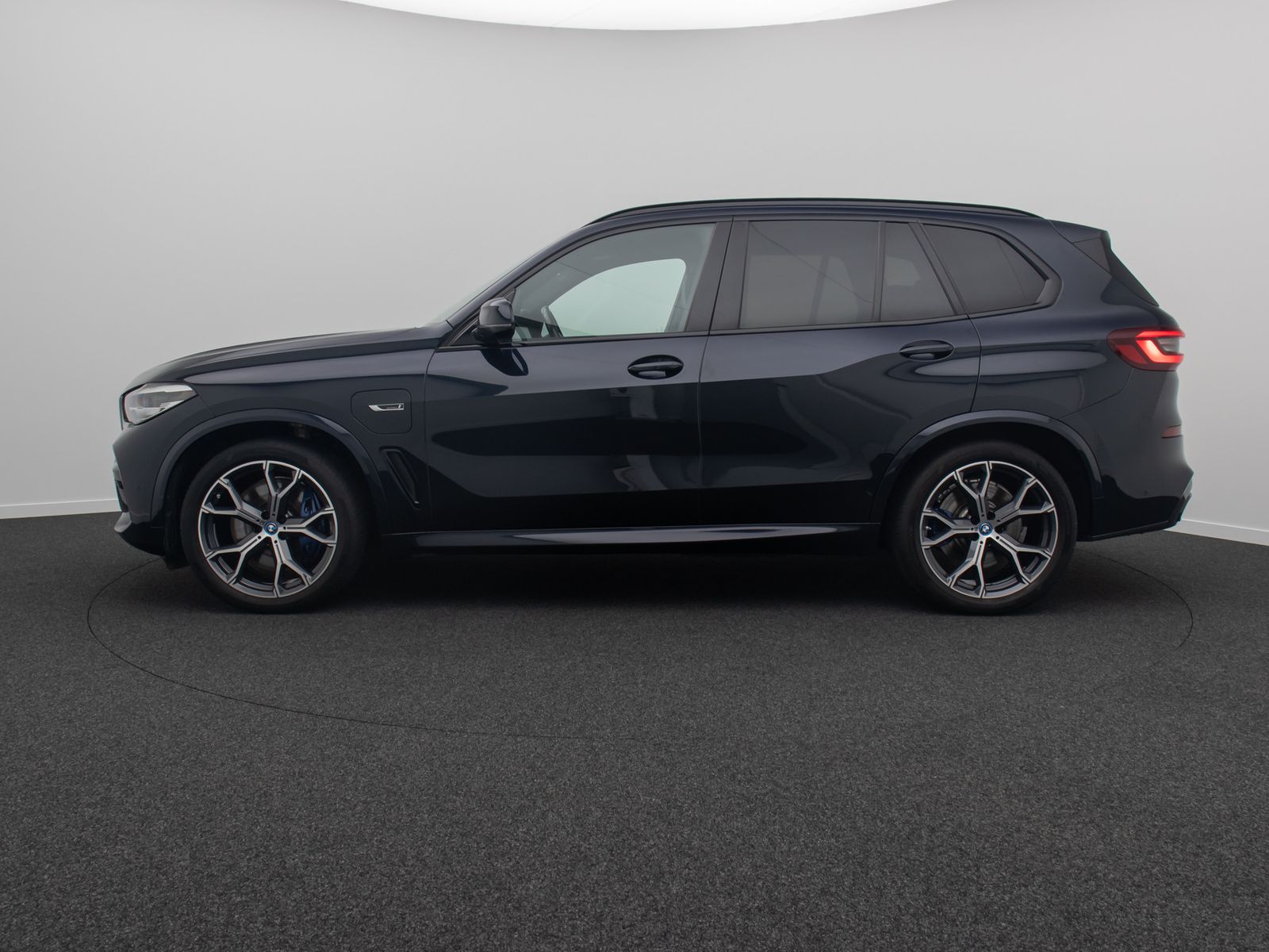 Fahrzeugabbildung BMW X5 xD45e M Sport HUD Kamera AHK Alarm DAB 21Zoll