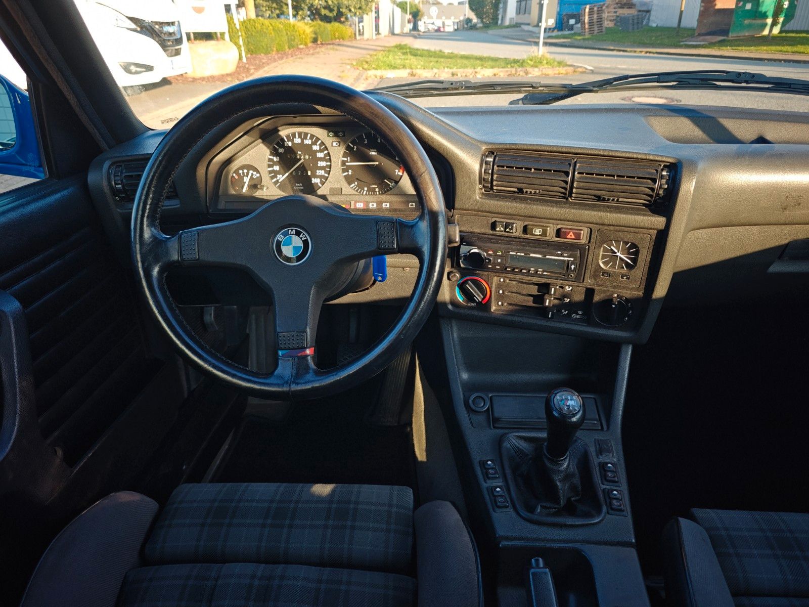 Fahrzeugabbildung BMW 318i Cabrio E30 - Lack NEU, Verdeck NEU