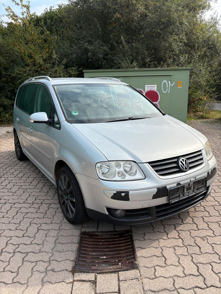Volkswagen Touran 2004 — rear view