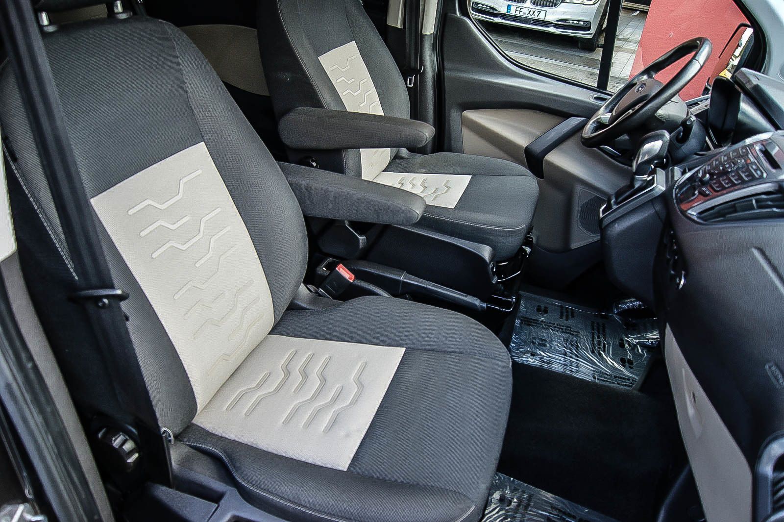 Fahrzeugabbildung Ford Tourneo Custom 2.0TDCi Auto 8-SITZE NAVI 1.HAND