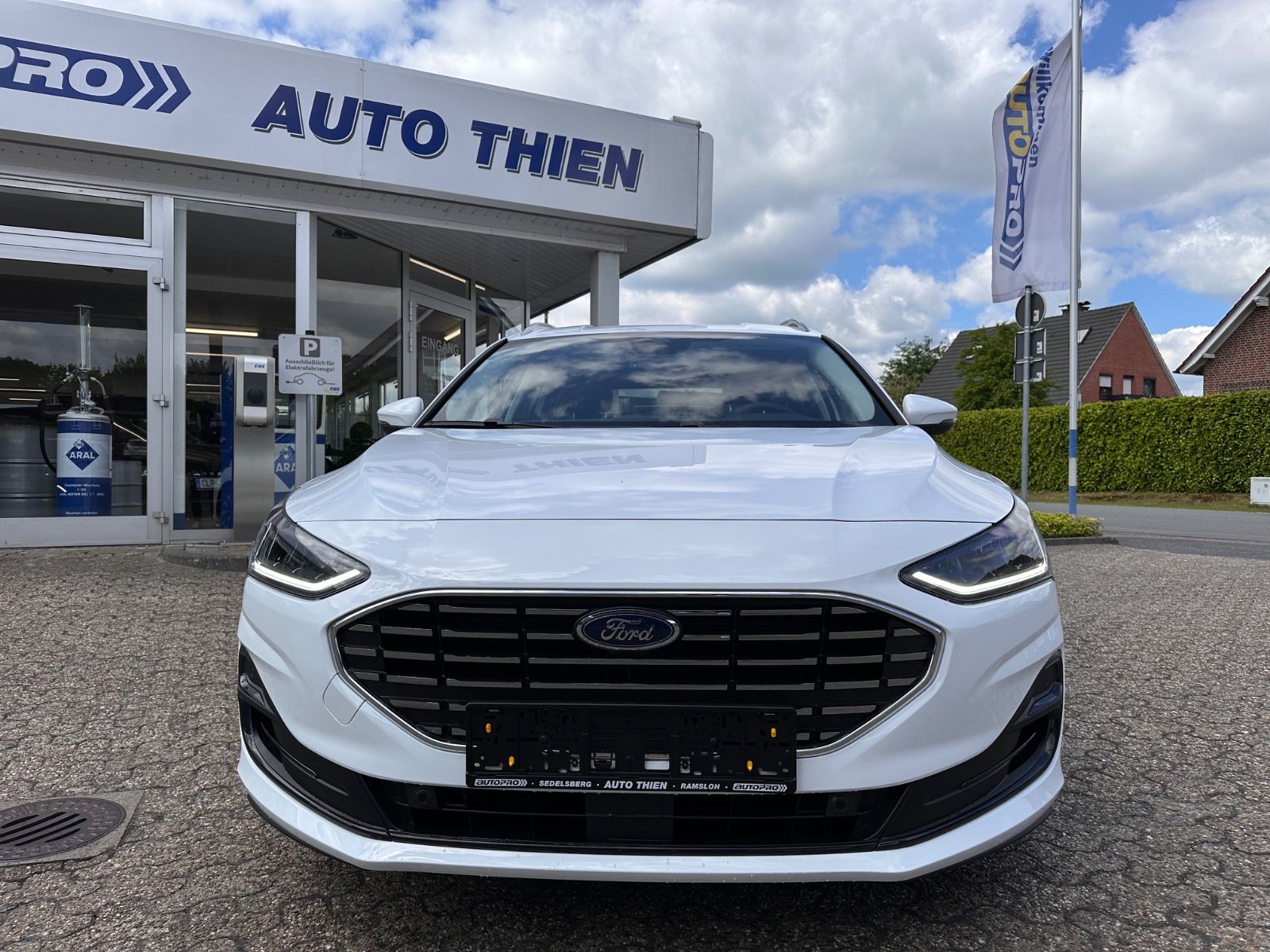 Fahrzeugabbildung Ford Focus Turnier 1.5 TDCi Titanium X Autom Navi/LED
