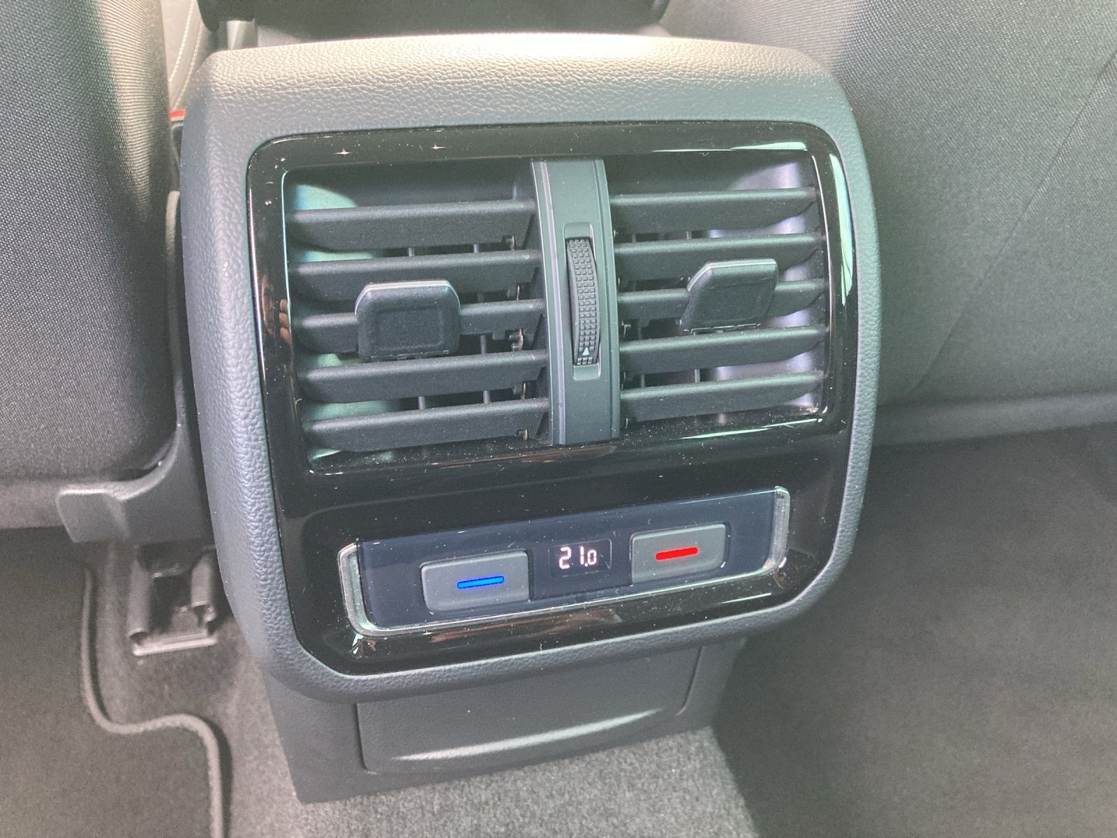 Fahrzeugabbildung Volkswagen Passat Variant BUSINESS TSI DSG LED Navi ACC SH