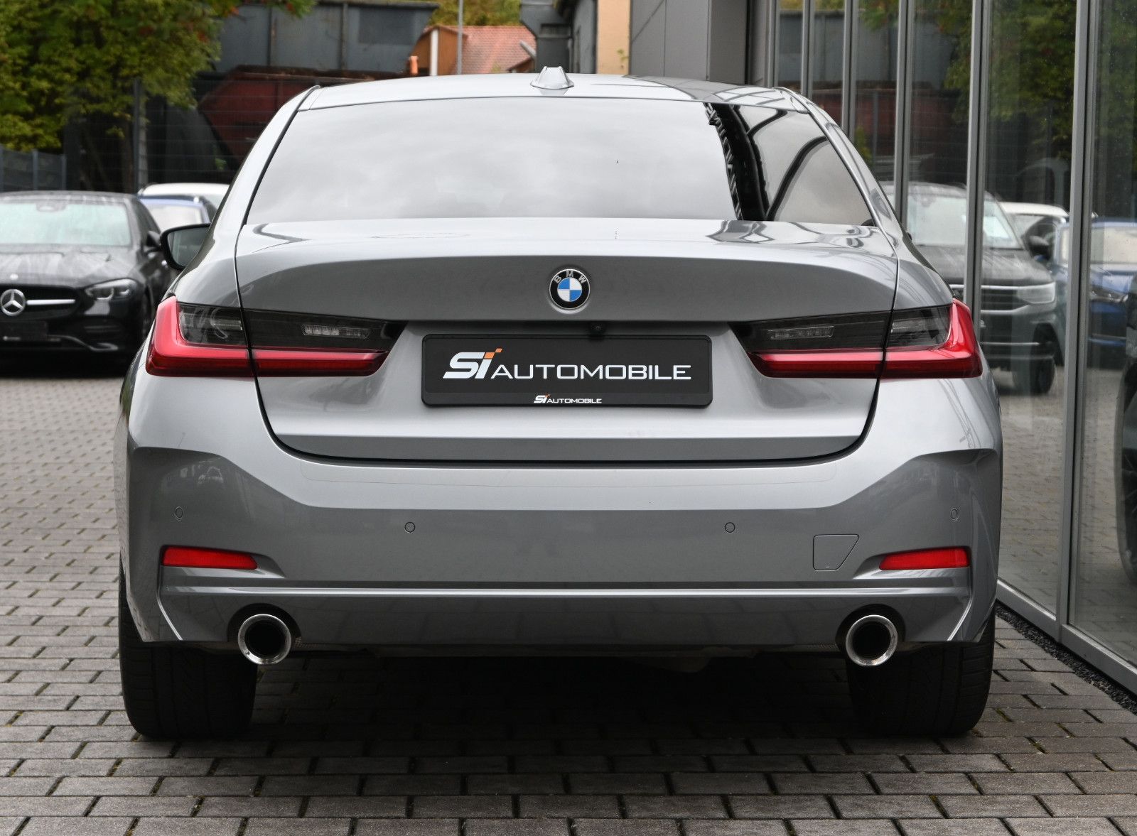 Fahrzeugabbildung BMW 330d xDrive °HEAD-UP°PRIVACY°STANDHEIZUNG°8FACH