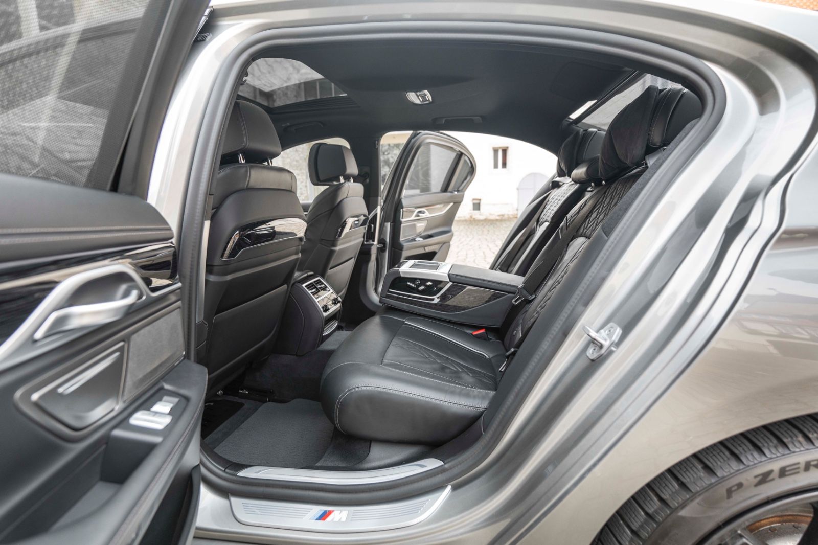 Fahrzeugabbildung BMW 745 e M Sportpaket Laserlicht Head Up Harman