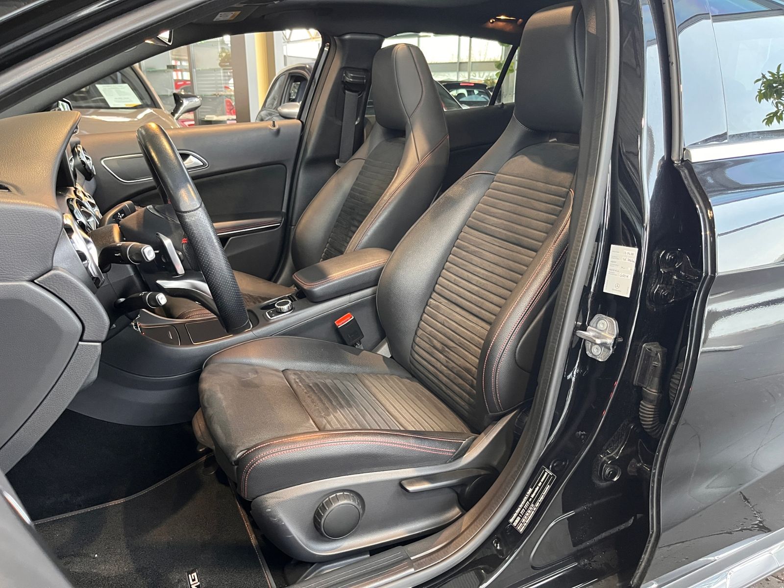 Fahrzeugabbildung Mercedes-Benz GLA 250 4Matic AMG Line AHK PANO RFK 19"