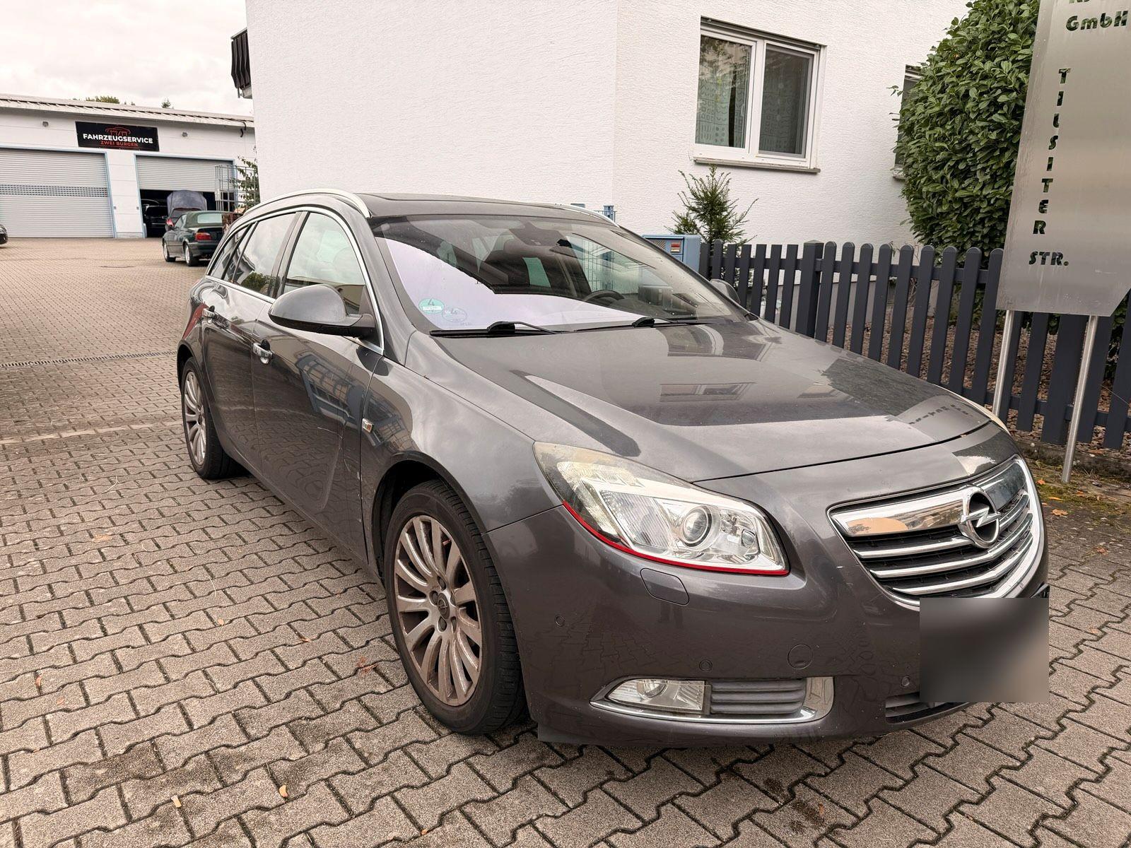Opel Insignia 2011 — rear view