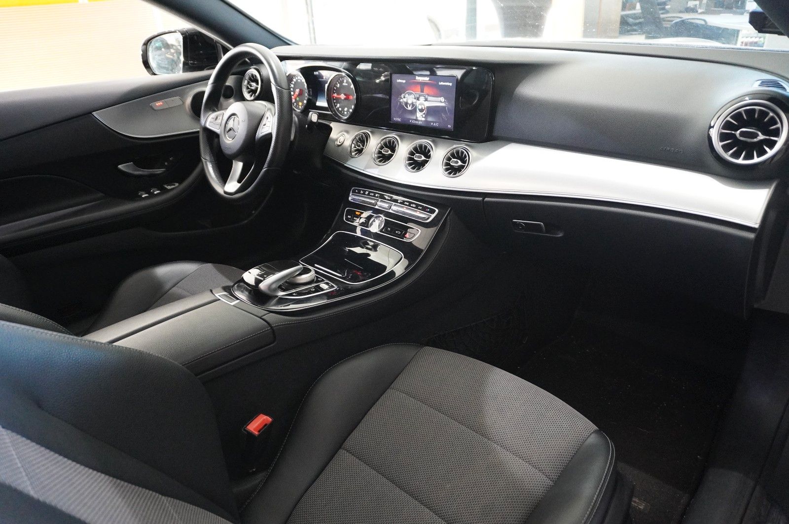 Fahrzeugabbildung Mercedes-Benz E 220D COUPE AVANTGARDE NAVI/LED/KAMERA/SH/PANO.