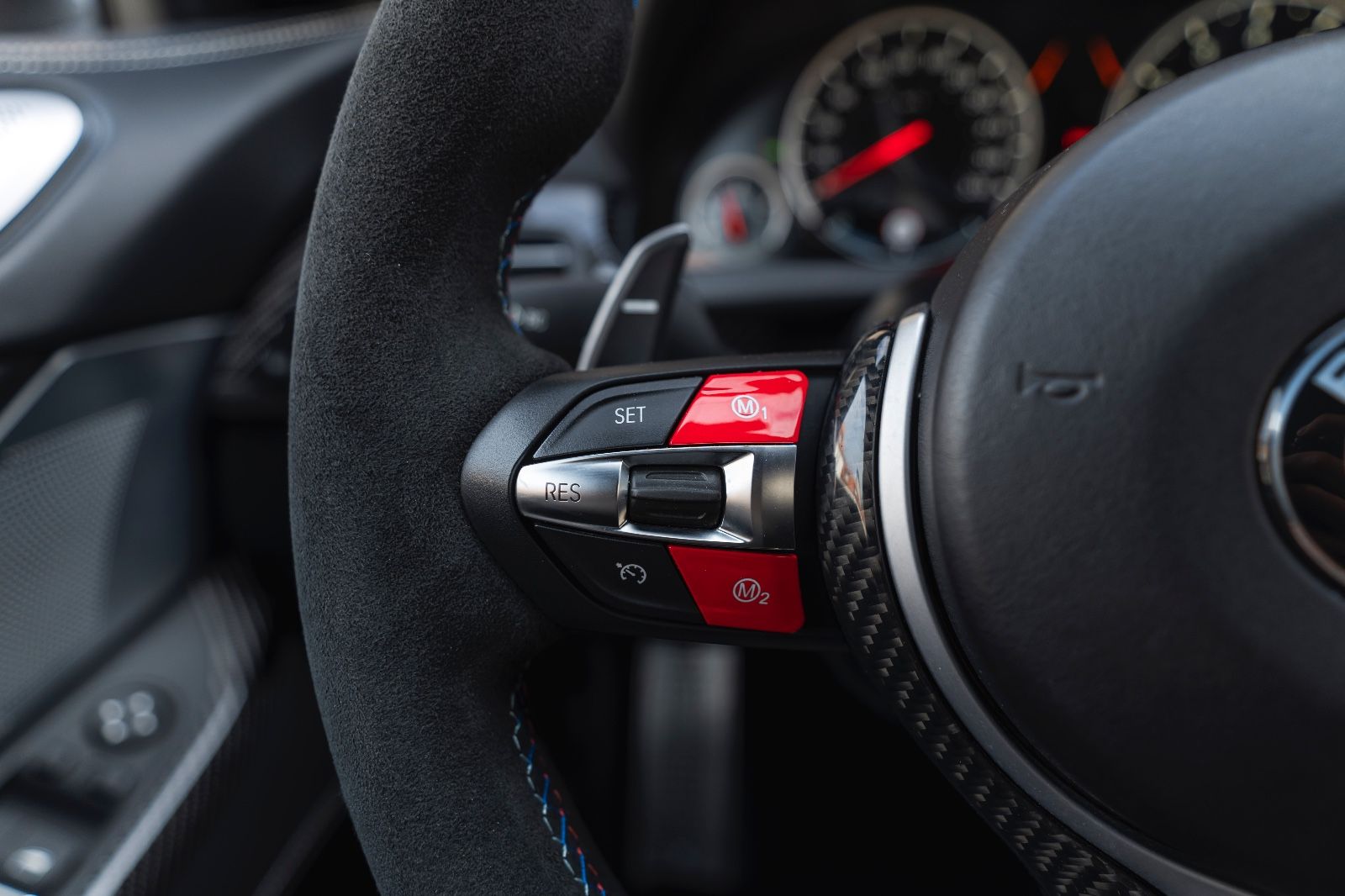 Fahrzeugabbildung BMW M6 Competition 1/100  B&O 360° Carbon LED
