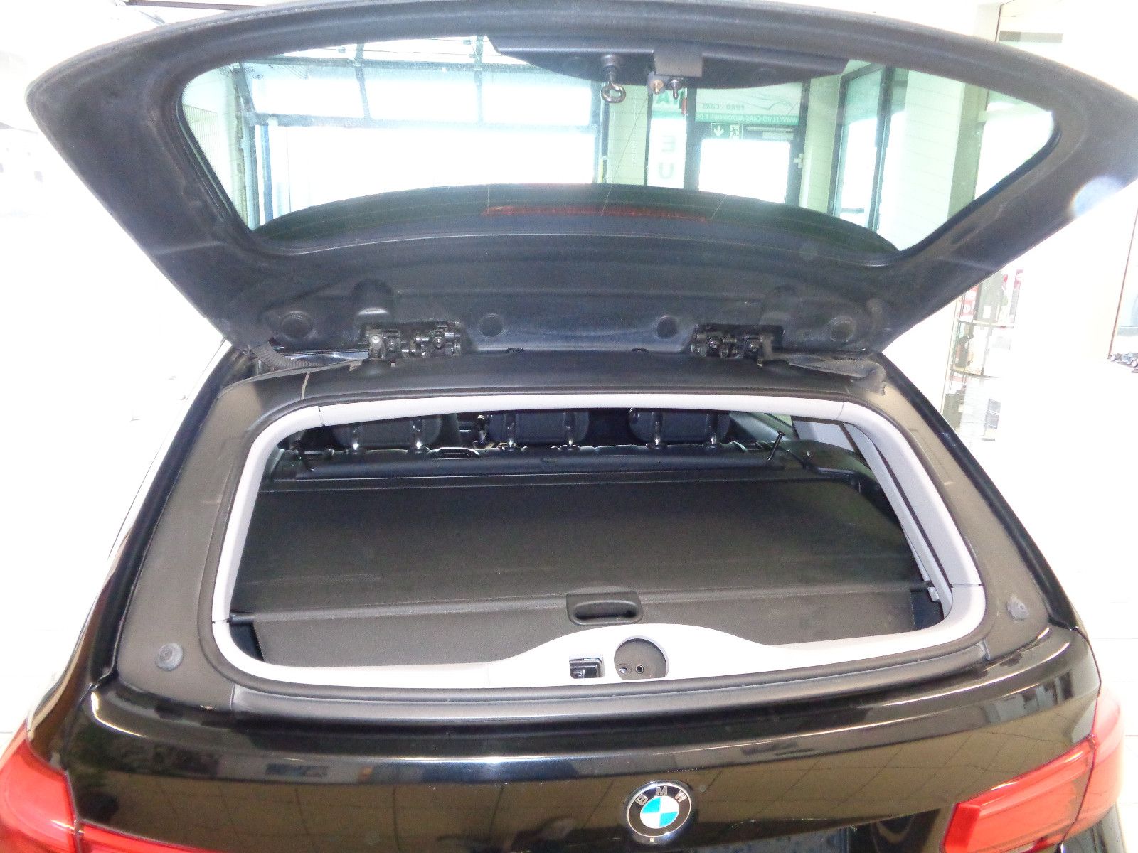 Fahrzeugabbildung BMW 318d Touring / NAVI / AUTOMATIK / KAMERA /