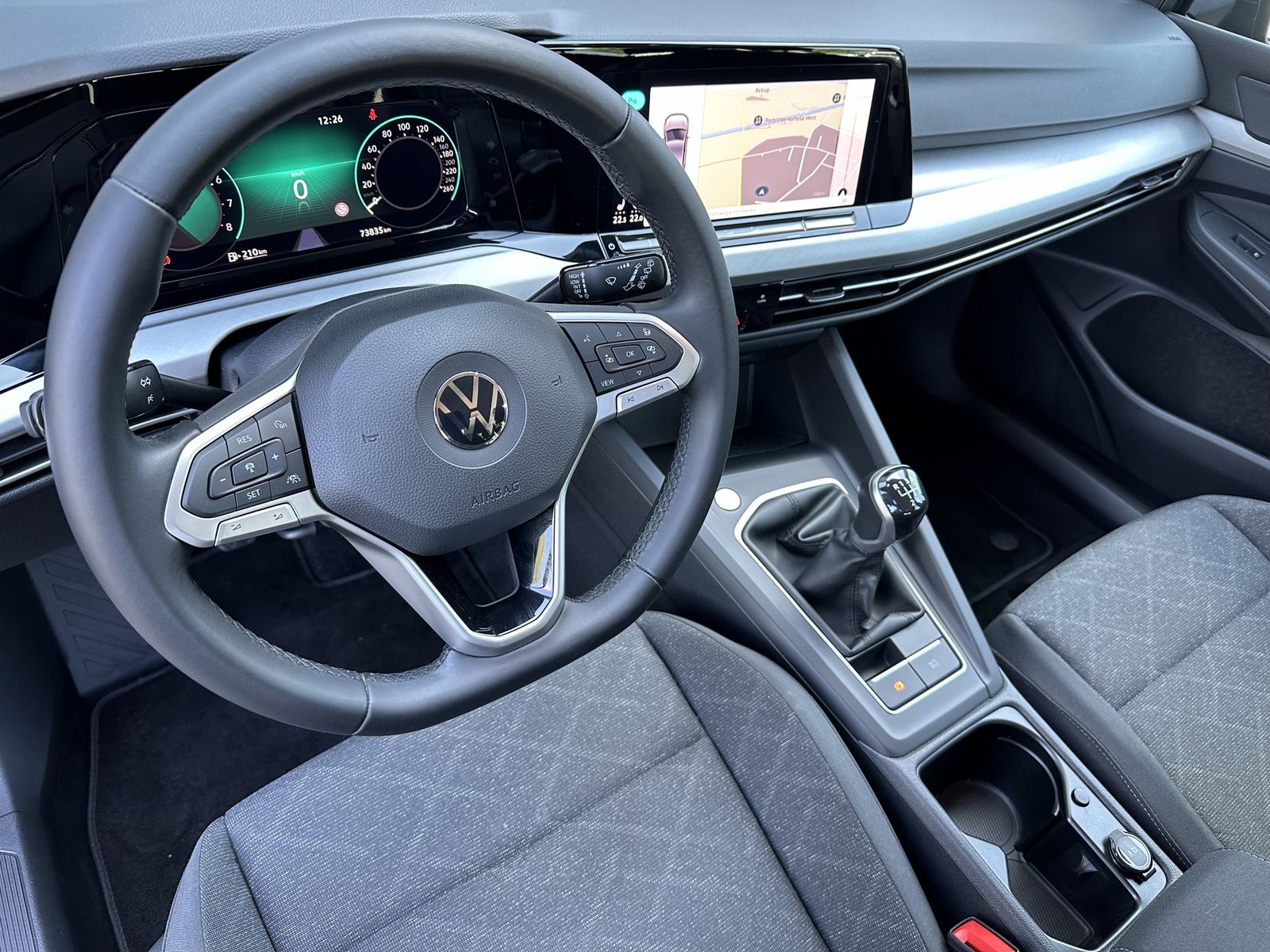 Fahrzeugabbildung Volkswagen Golf 1.5 TSI Life NAV+LED+ACC+CARPLAY+VCOCKPIT