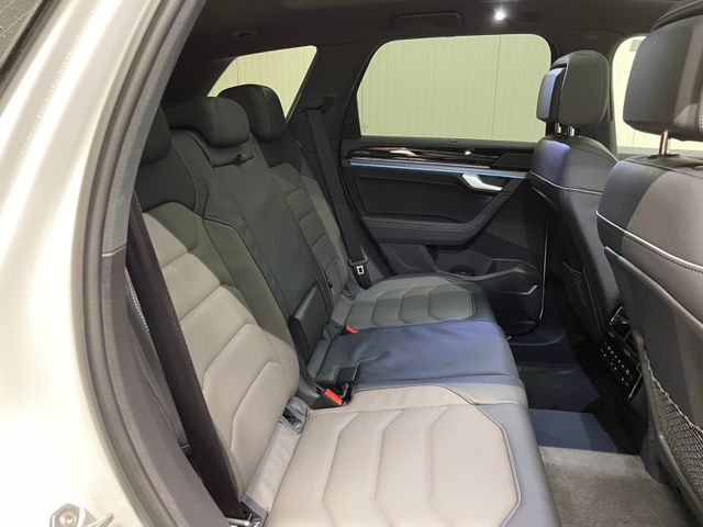 Touareg R-Line 3.0 TDI 4M PANO AHK STNDHZG