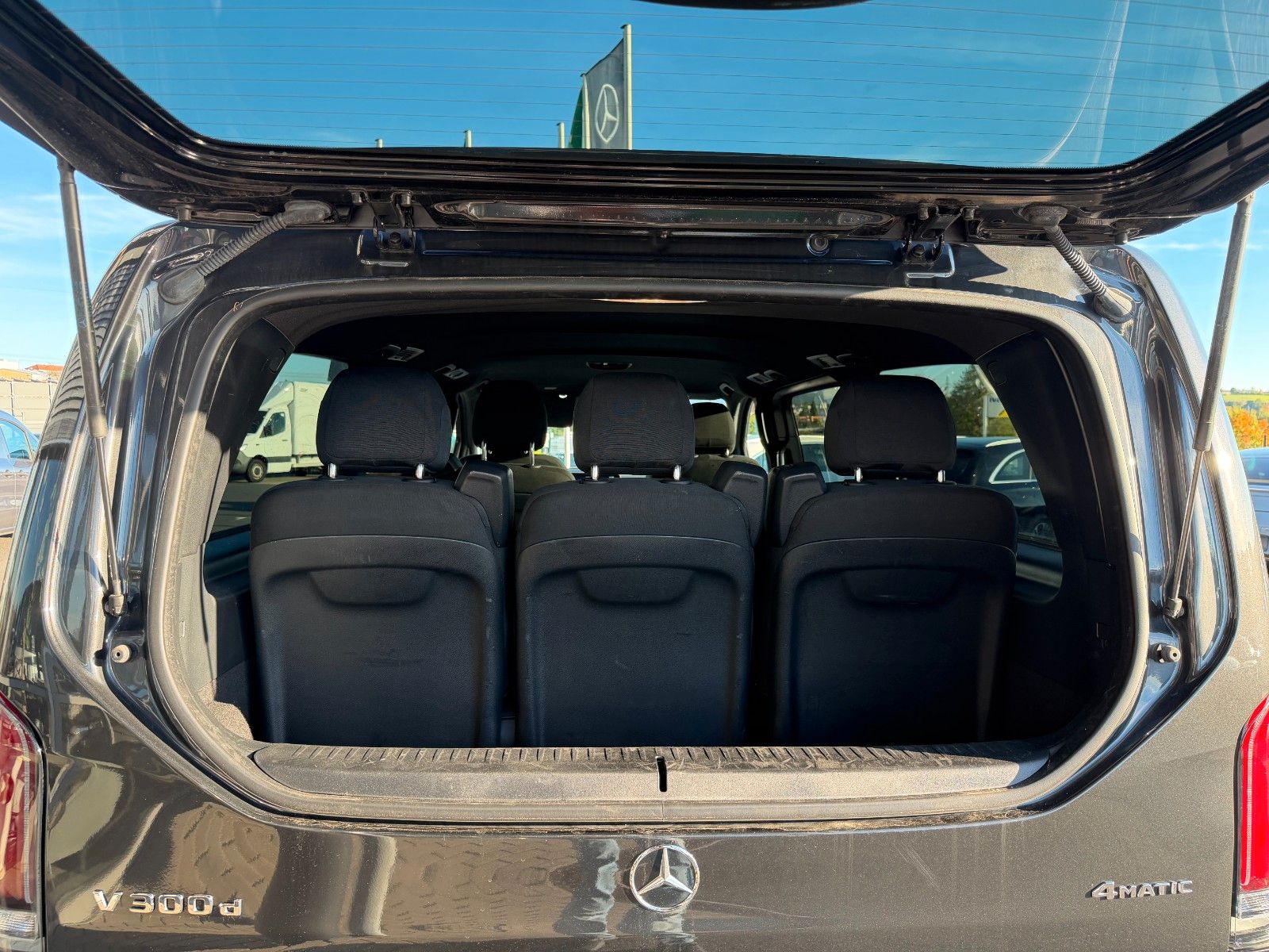 Fahrzeugabbildung Mercedes-Benz V 300 d 4MATIC STYLE AMG DISTRONIC MULTIBEAM