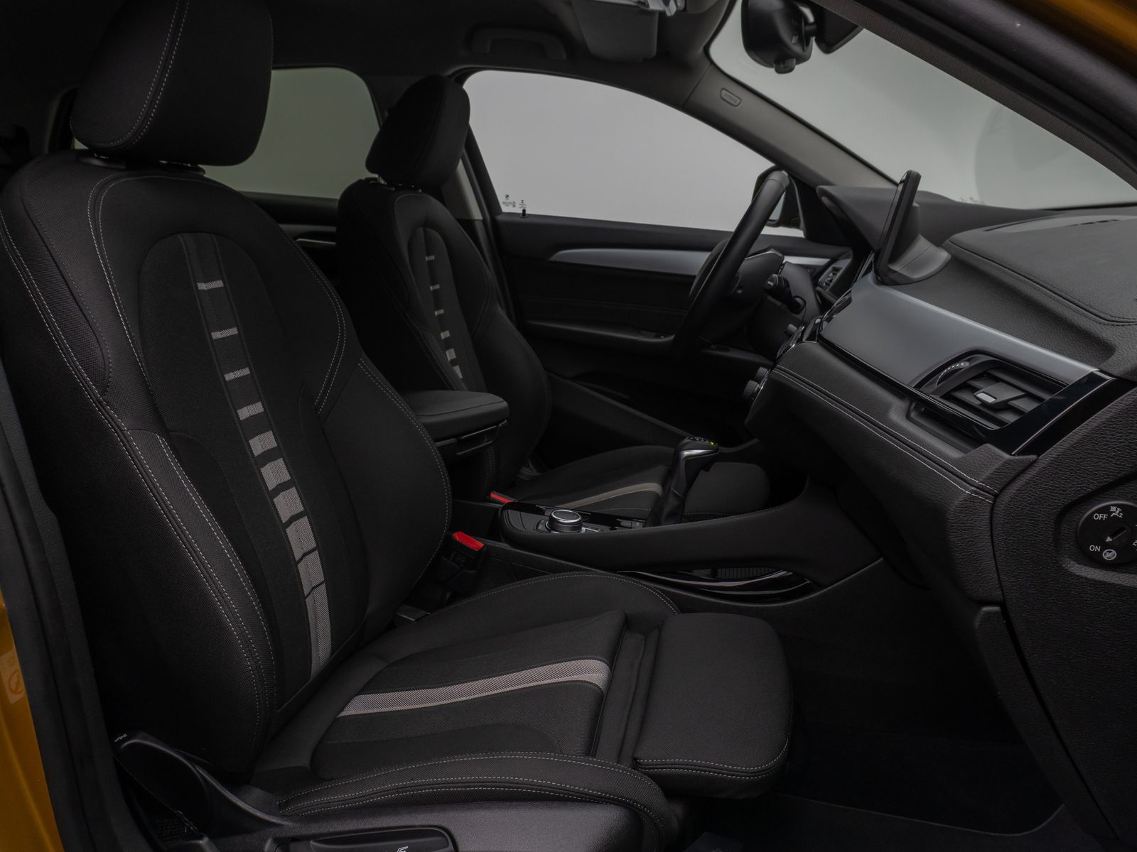 Fahrzeugabbildung BMW X2 xD25e Kamera HUD DAB Navi+ Alarm Sport LED