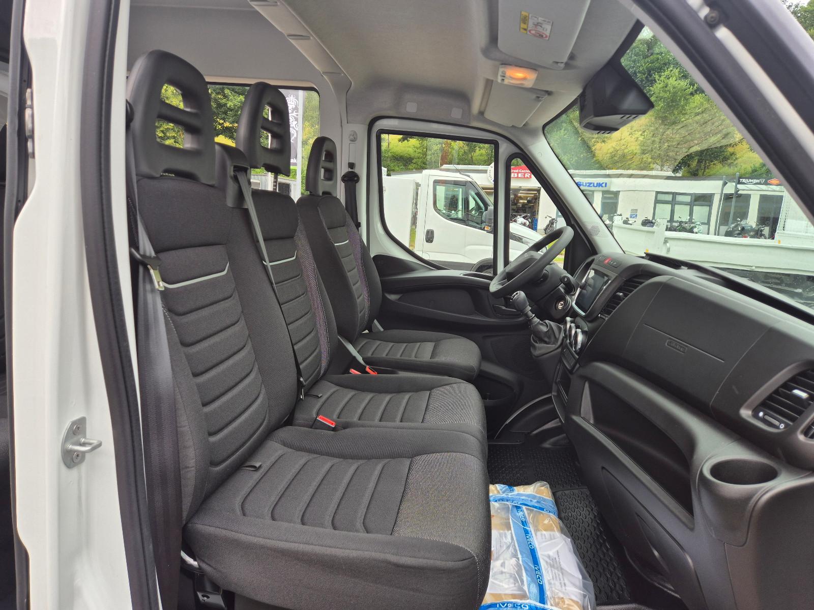 Iveco DAILY 35S14 7-Sitzer DOKA