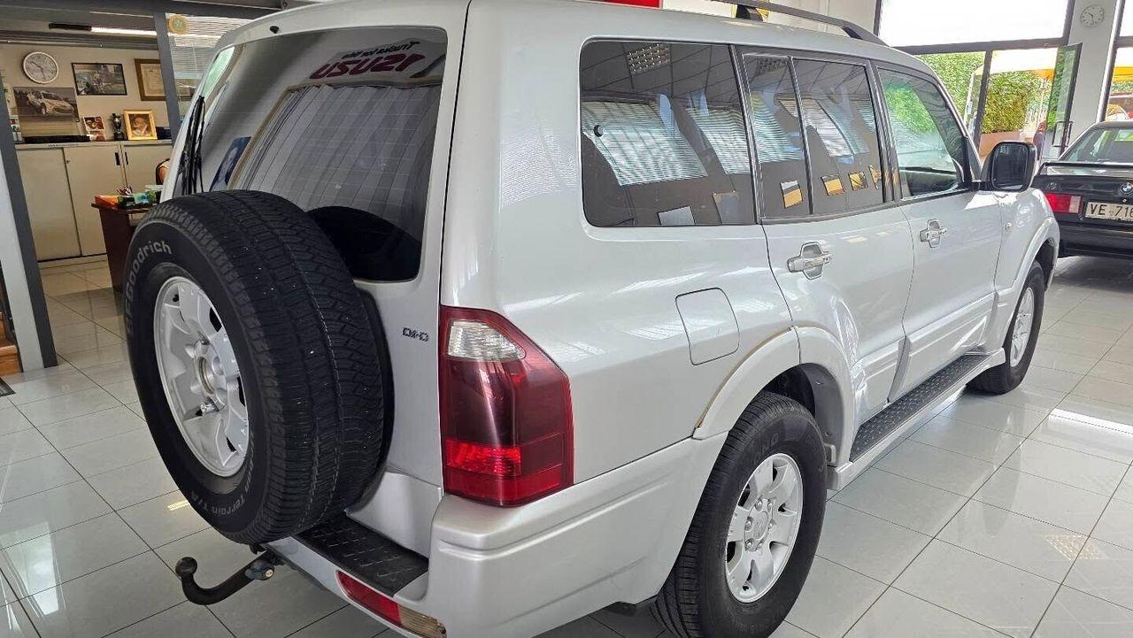 Mitsubishi Pajero 2004 — engine 3.200 cm³, 160 HP (118kW)