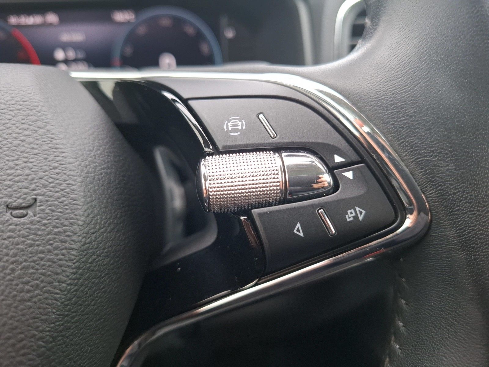 Fahrzeugabbildung SKODA Karoq TDI Tour 4x4 DSG LED AHK Navi GRA RFK SH