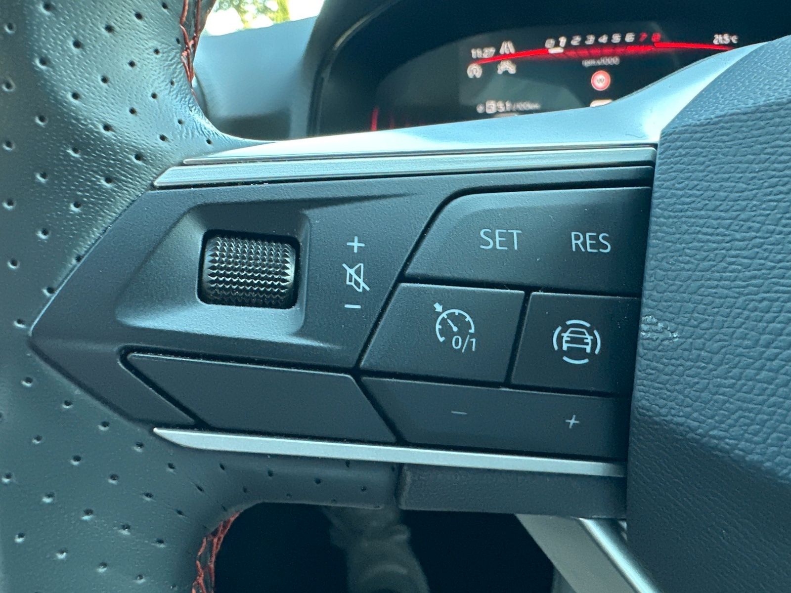 Fahrzeugabbildung SEAT Ibiza FR 1.0 TSI DSG NAV+LED+PDC+DAB+GANZJAHRES