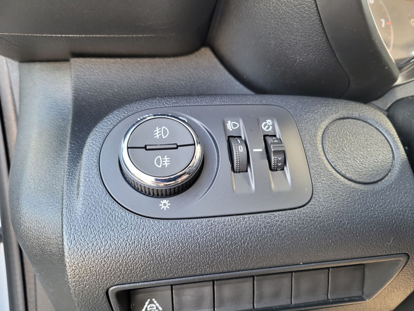 Fahrzeugabbildung Opel Combo Cargo Doppelkabine + AWR + PDC vo. & hi.