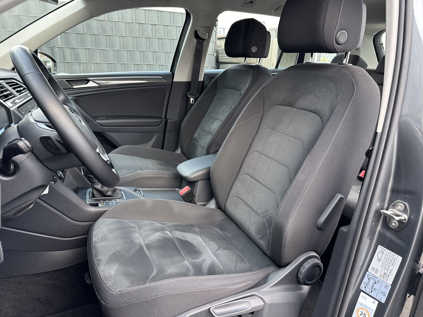 Fahrzeugabbildung Volkswagen Tiguan 2.0 TDI DSG HL NAV+LED+ACC+CARPLAY+SHZ+PP