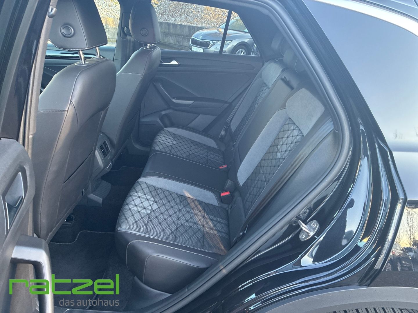 Fahrzeugabbildung Volkswagen T-Roc R-Line 1.5 TSI DSG Digitales Cockpit LED A