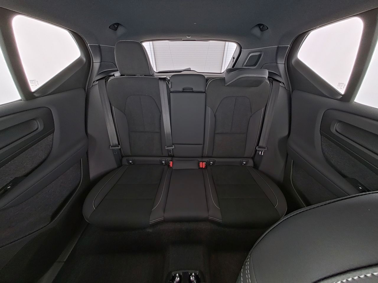 Fahrzeugabbildung Volvo XC40 Plus Black Edition 2WD