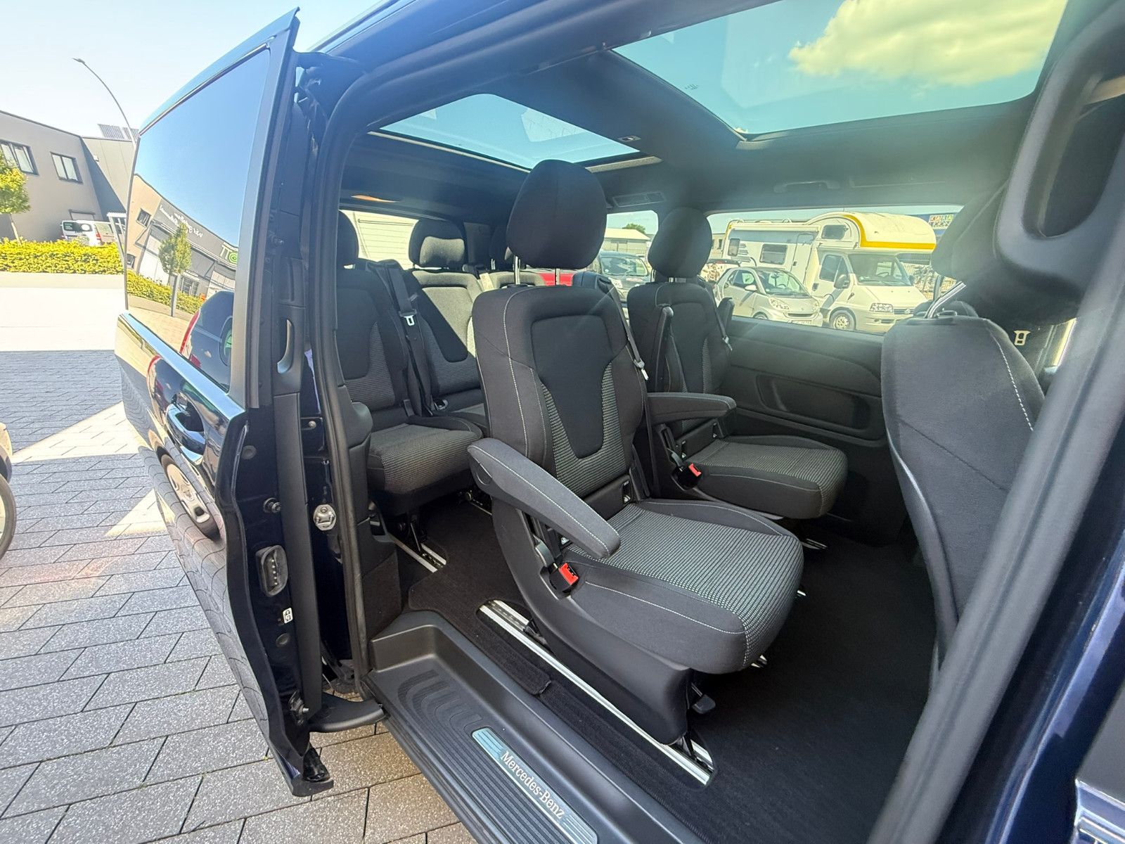 Fahrzeugabbildung Mercedes-Benz V 300d EDITION 4MATIC lang PANO AMG AHK 7-Sitzer