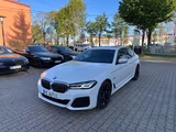 BMW 545 e xDrive M Sport*Glass.Dach*Head Up*R.Kamera - BMW 545 aus 2023