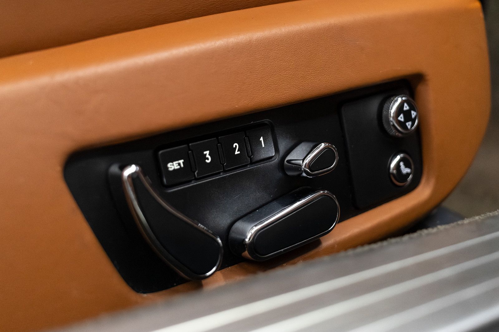 Fahrzeugabbildung Bentley Continental GTC/MASSAGE/TEMPOMAT/LUFTFEDERUNG