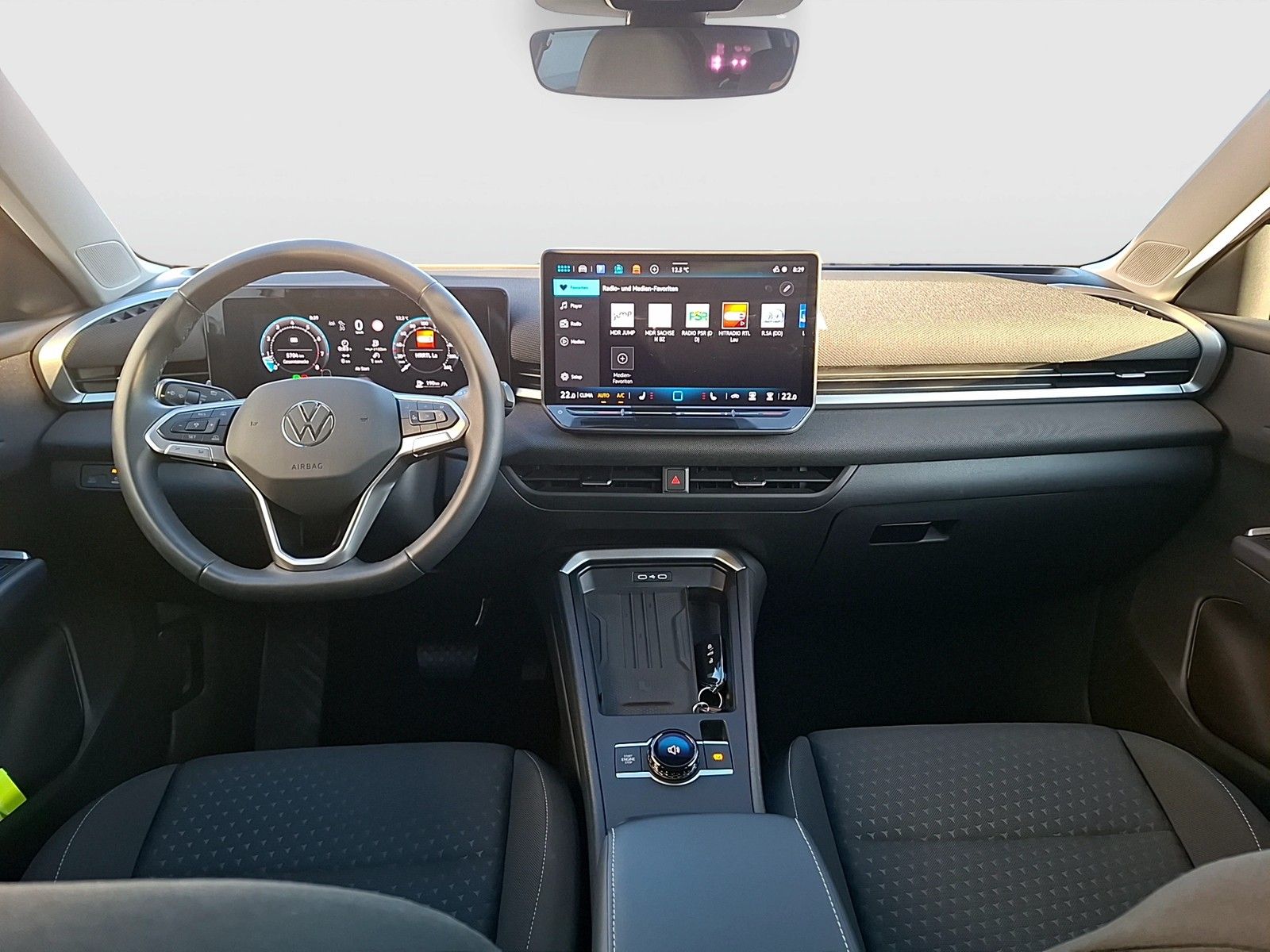 Fahrzeugabbildung Volkswagen T-Roc eTSI  Life DSG LEDplus Navi AID ACC RFK SH