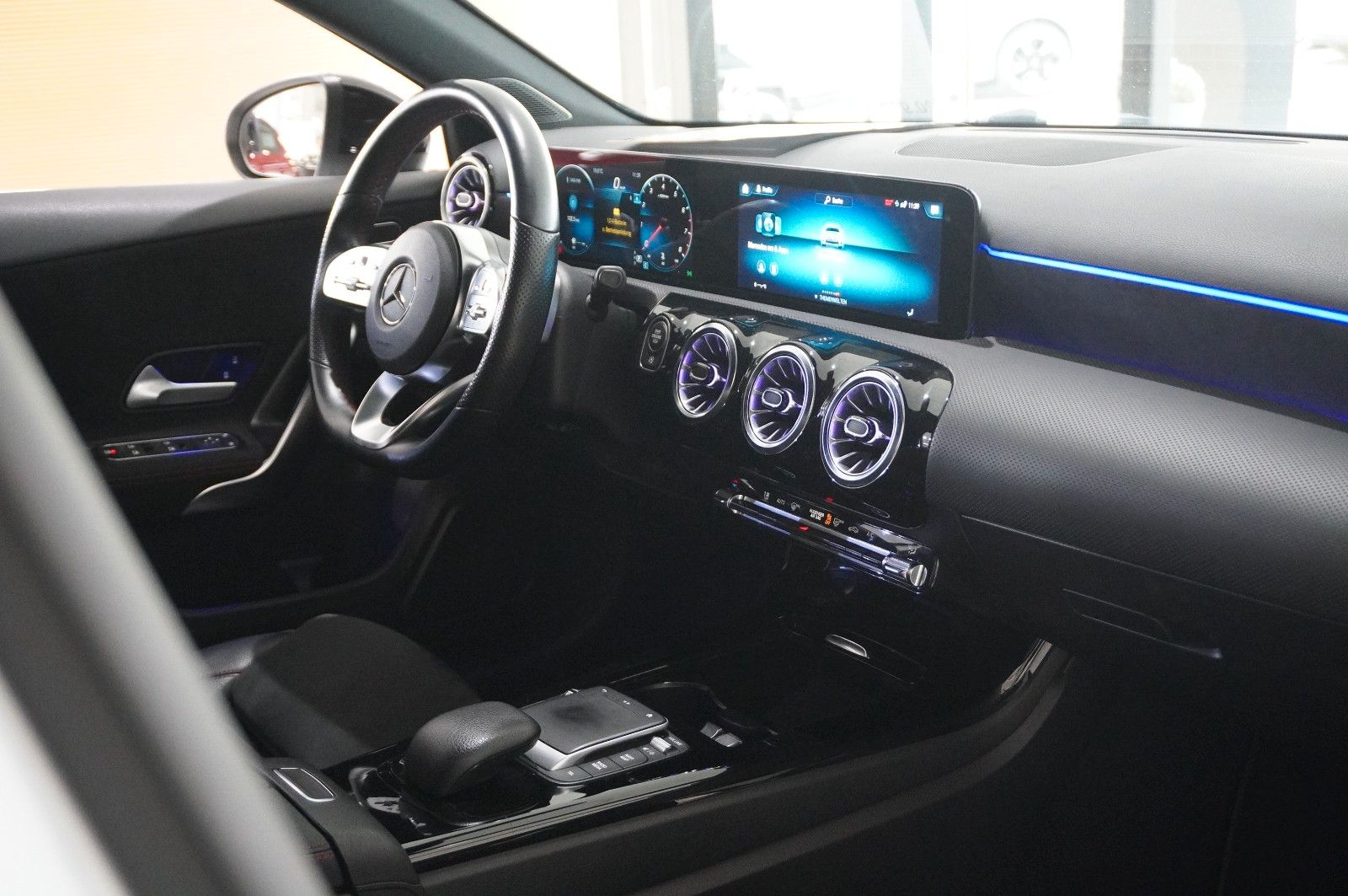 Fahrzeugabbildung Mercedes-Benz A 180 AMG LINE 7G-DCT NAVI/LED/VIRT./KAMERA/DAB+
