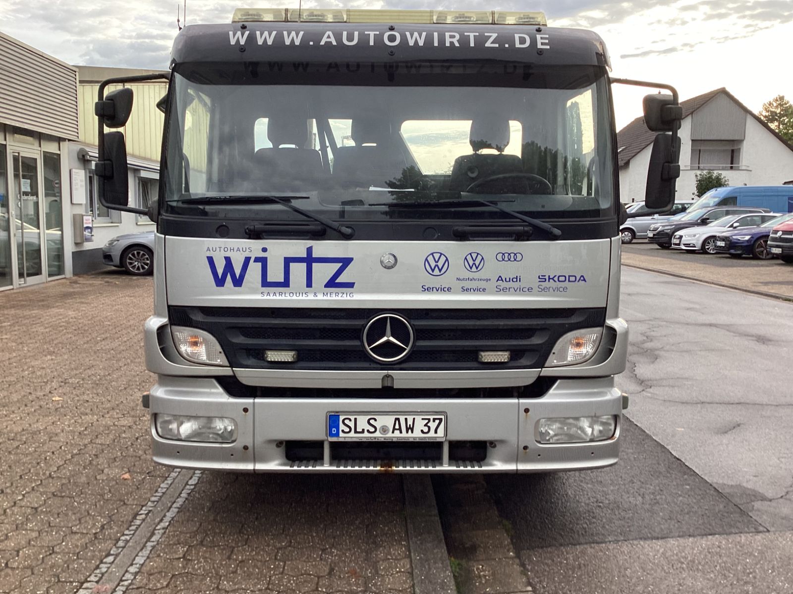 Fahrzeugabbildung Mercedes-Benz Atego 823 mit Plateau