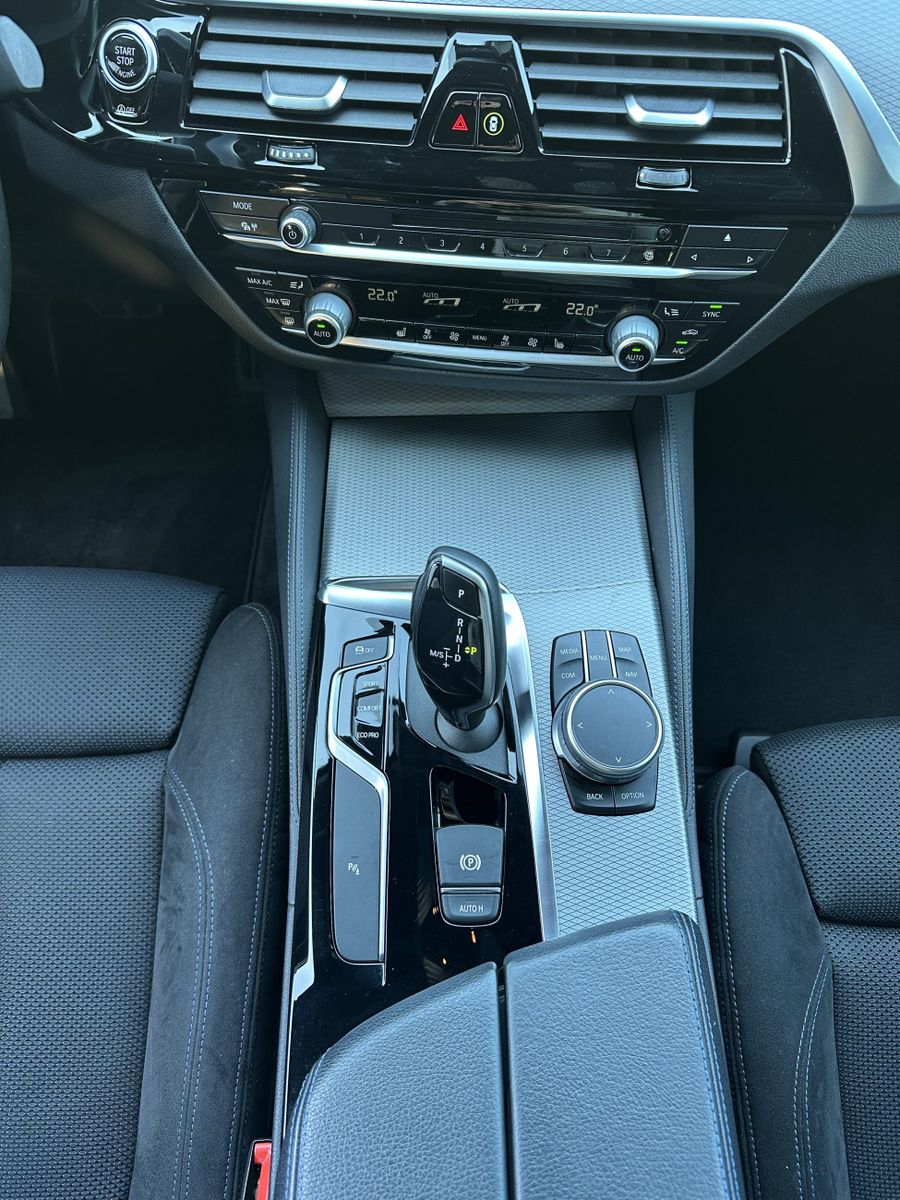 Fahrzeugabbildung BMW 530d Touring M-Sport NAV+LED+SHZ+HUD+AHK+LC+2HD