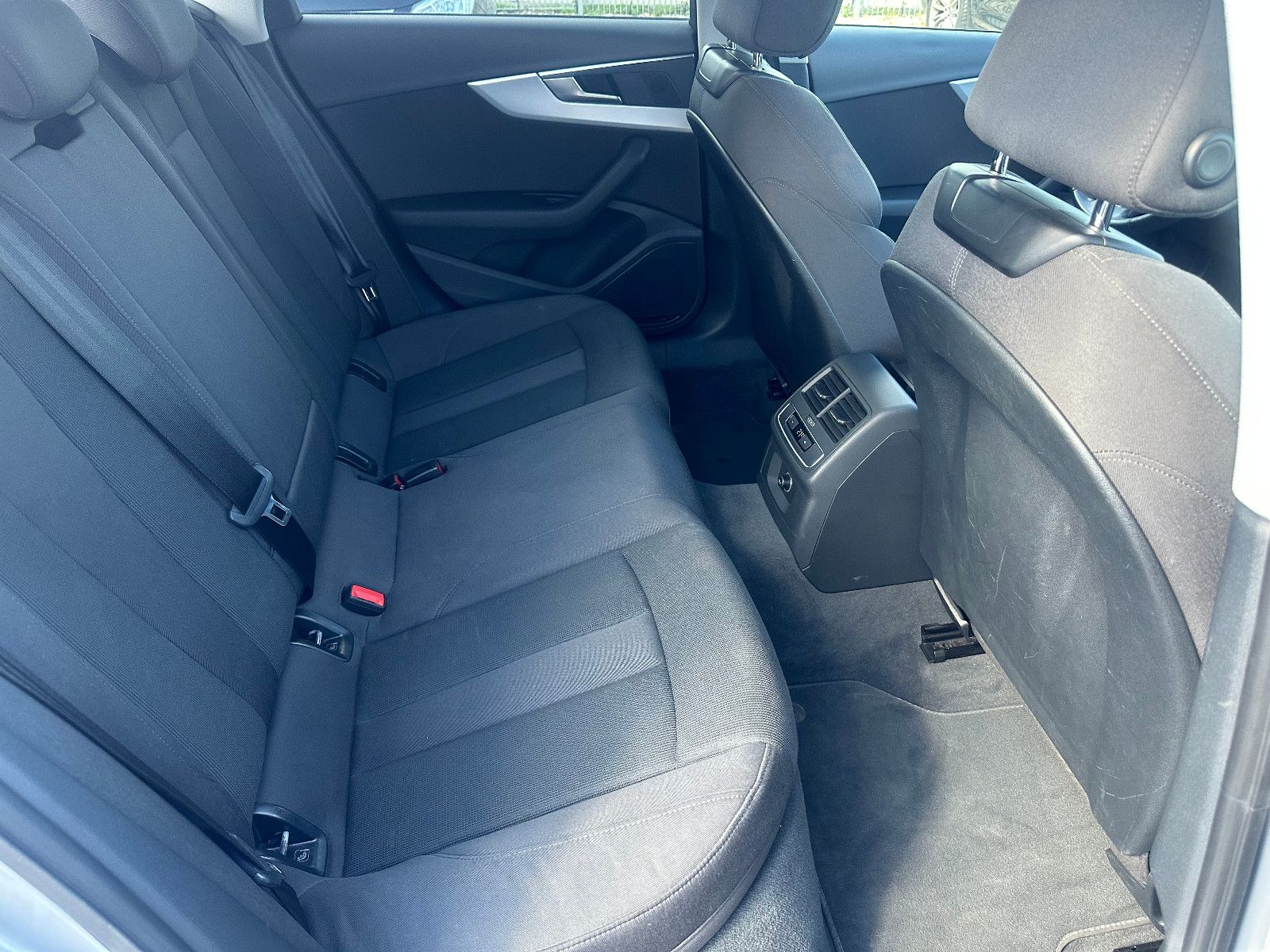 Fahrzeugabbildung Audi A4 2.0 TDI AVANT SPORT PAKET*MOD.2018+AHK*