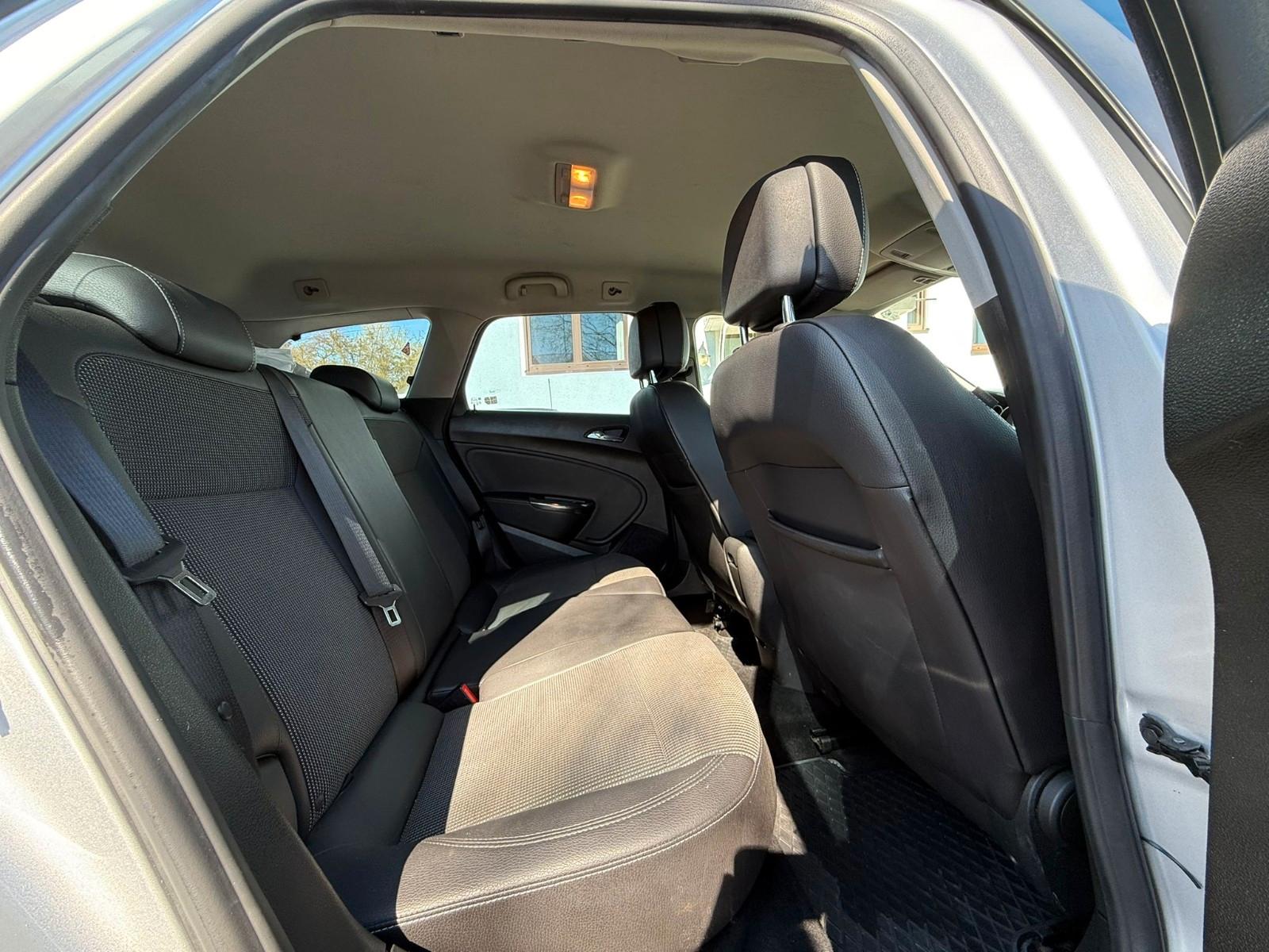 Opel Astra 2011 — photo 13