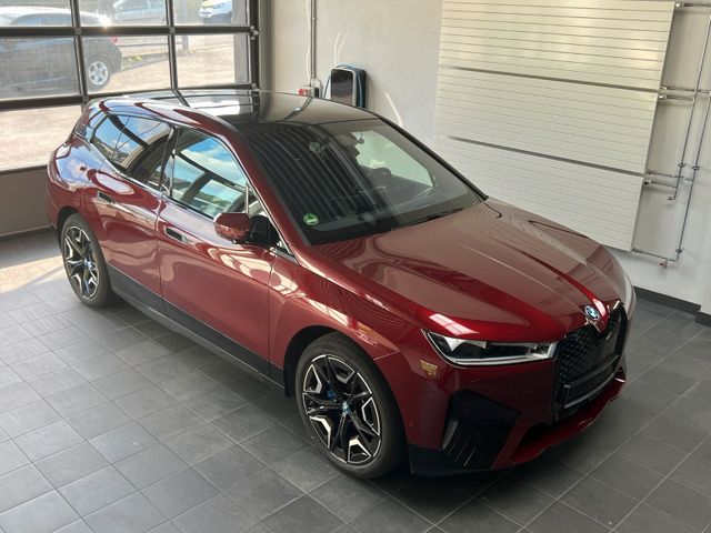 BMW iX 40 xDrive Bowers_Pano_AHK_Amido_2-Achs Luftfe