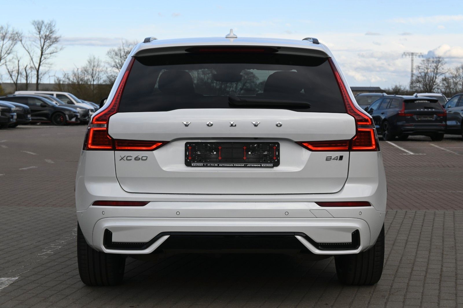 Fahrzeugabbildung Volvo XC60 B4 Ultimate Dark AWD*LUFT*360°*SDTHZG*LED
